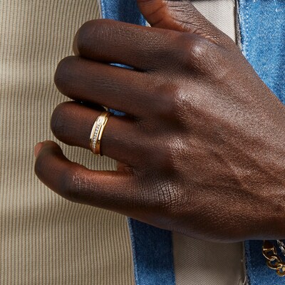 1/10 CT. T.W. Diamond Wedding Band in 10K Gold